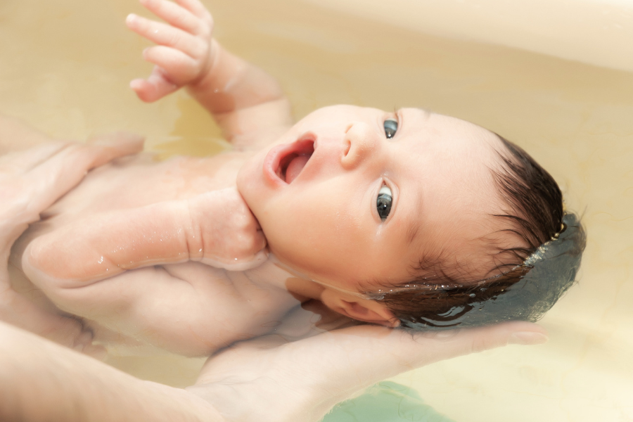 Bain de bébé : les essentiels vraiment utiles au quotidien