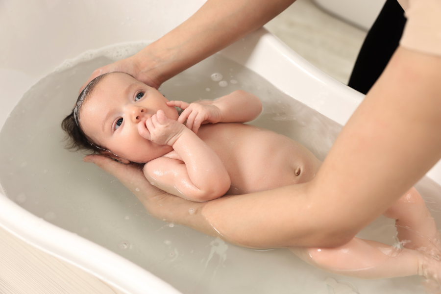 Bain de bébé : les essentiels vraiment utiles au quotidien
