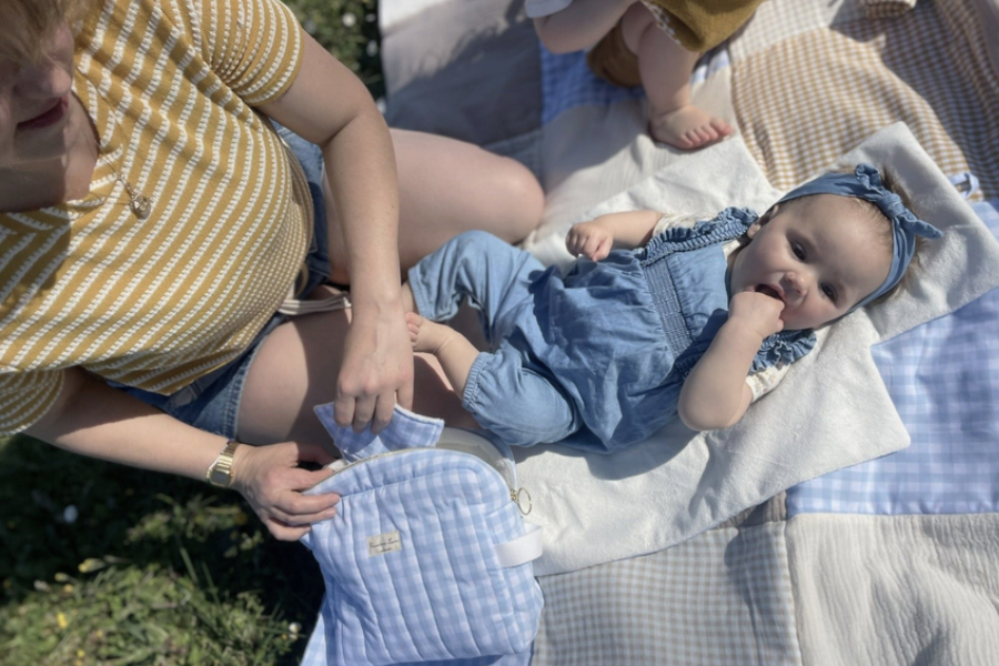Trousse à langer vs sac à langer : de quoi as-tu vraiment besoin pour sortir avec bébé ?